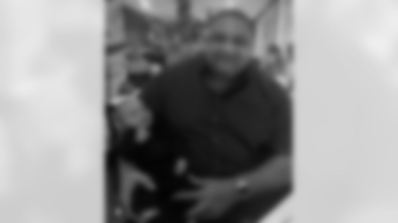 Willie Roaf: Ringin in the New Year with the next generation. The youngest grandboy was a blessing born in a pandemic. Praying for a brighter future for him and all of us in 2021!! Happy New Year!