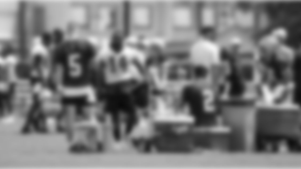 New Orleans Saints running back Mark Ingram talks to quarterbacks Andy Dalton, Jameis Winston, and Ian Book during the team's 2022 OTA practices on June 9, 2022 at the Ochsner Sports Performance Center.