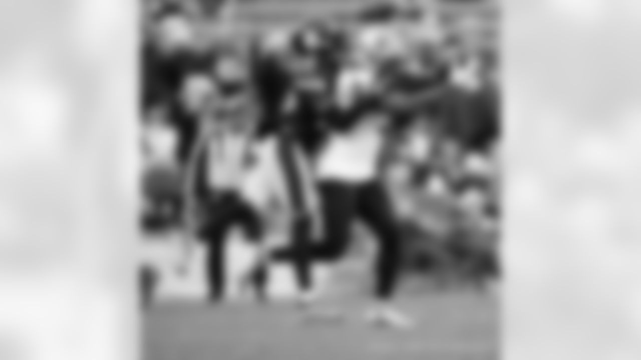 New Orleans Saints players in action during their 2022 Week 10 game against the Pittsburgh Steelers.