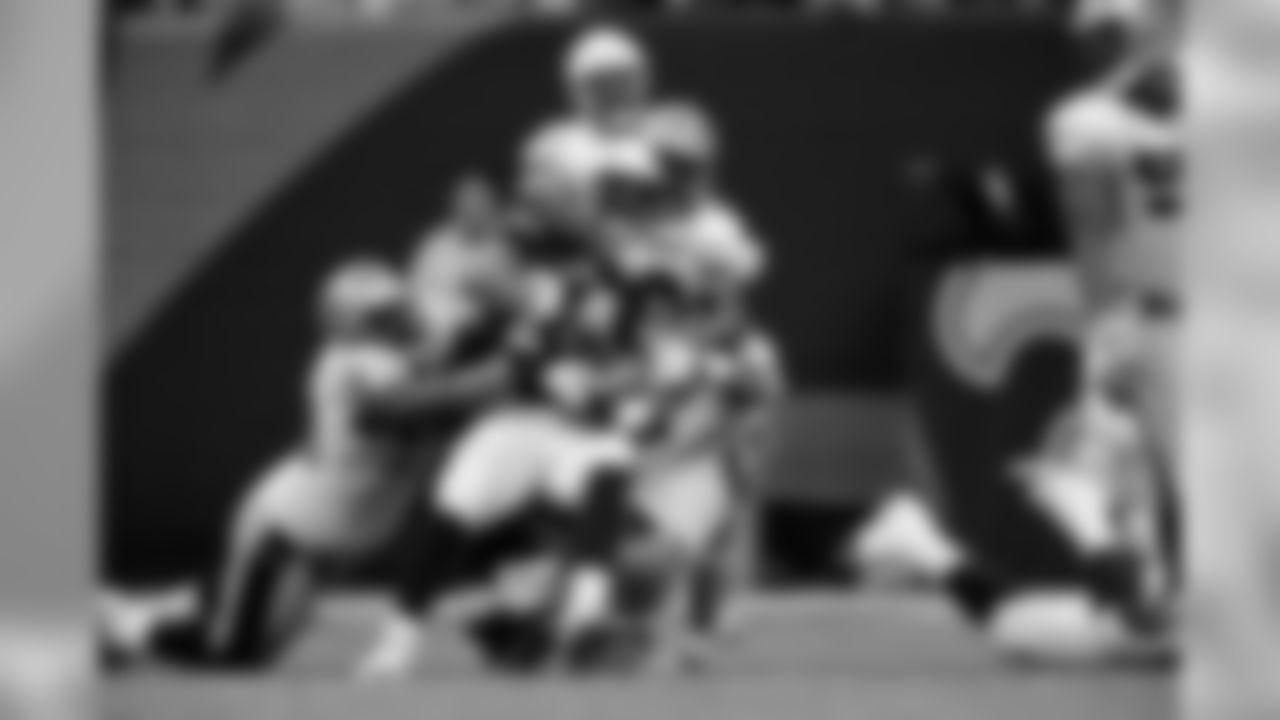 Saints defense tackles Chargers RB Ryan Matthews