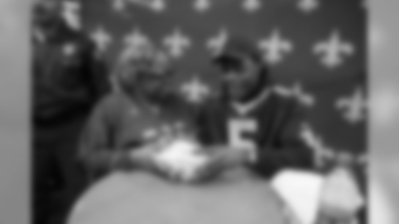 Photos_Rouses_visit_Teddy Bridgewater1210192560x144021