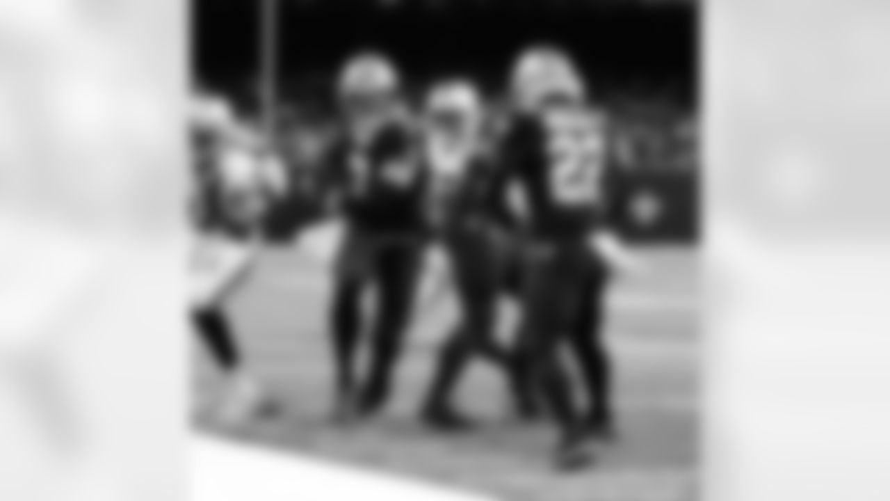 New Orleans Saints tight end Taysom Hill in action during their 2022 Week 8 game against the Las Vegas Raiders.