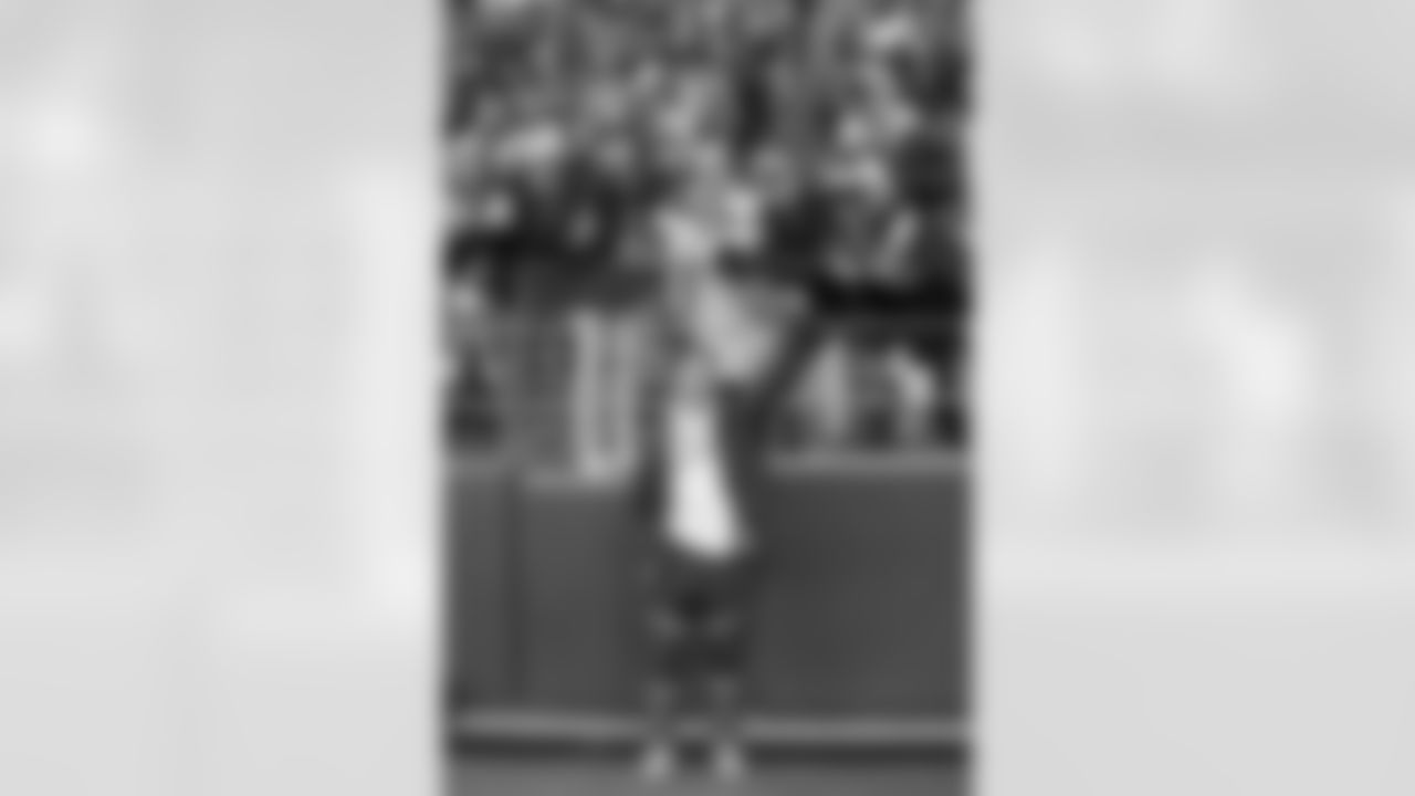 20221127_LVRvsSEA_DANCERS_POTTER-9841