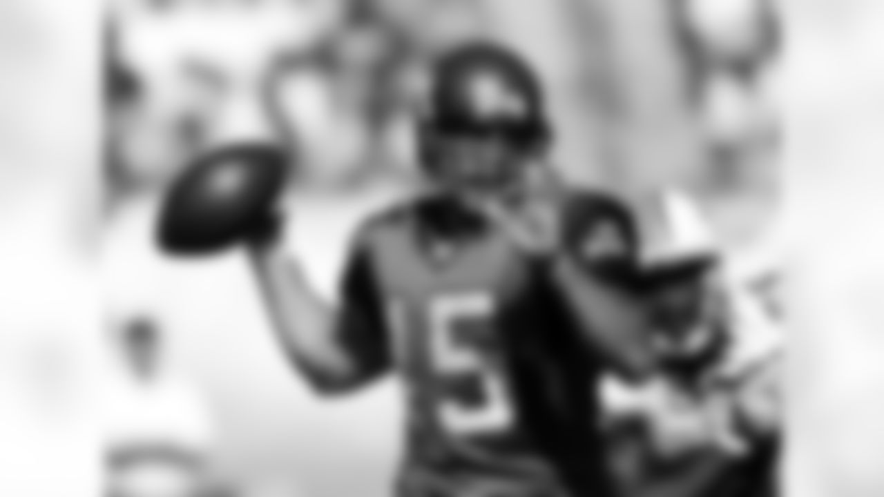 Seneca Wallace spots the open man.