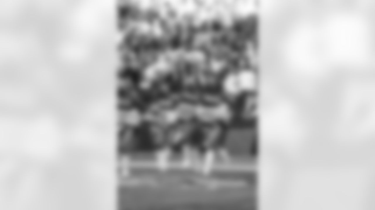 Seahawks-Dancers-Game-Action202110311550282109