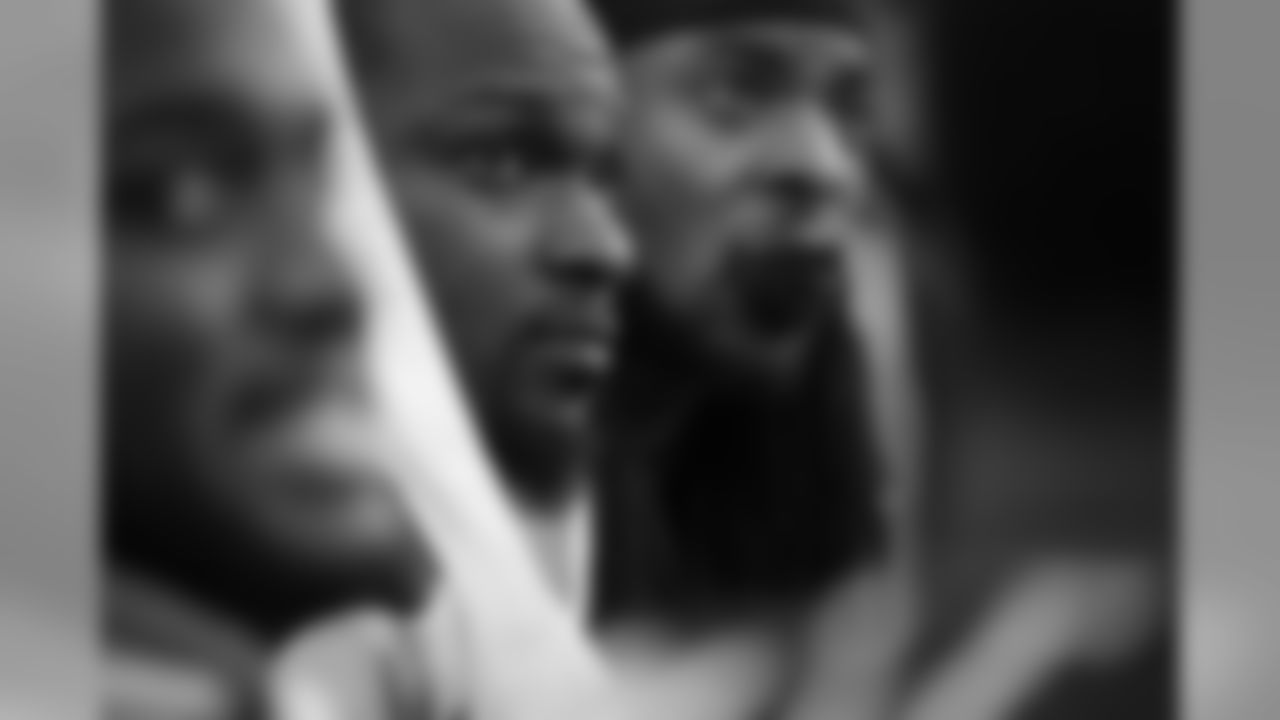 [November 25, 2001]: Chiefs 19- Seahawks 7Kansas City Chiefs Priest Holmes (31) during a against the Seattle Seahawks at Arrowhead Stadium in Kansas City, Missouri on November 25, 2001 The Chiefs beat the Seahawks 19-7. Priest Holmes played for 10 years with 2 teams and was a 3-time Pro Bowler.(AP Photo/Chris Bernacchi)