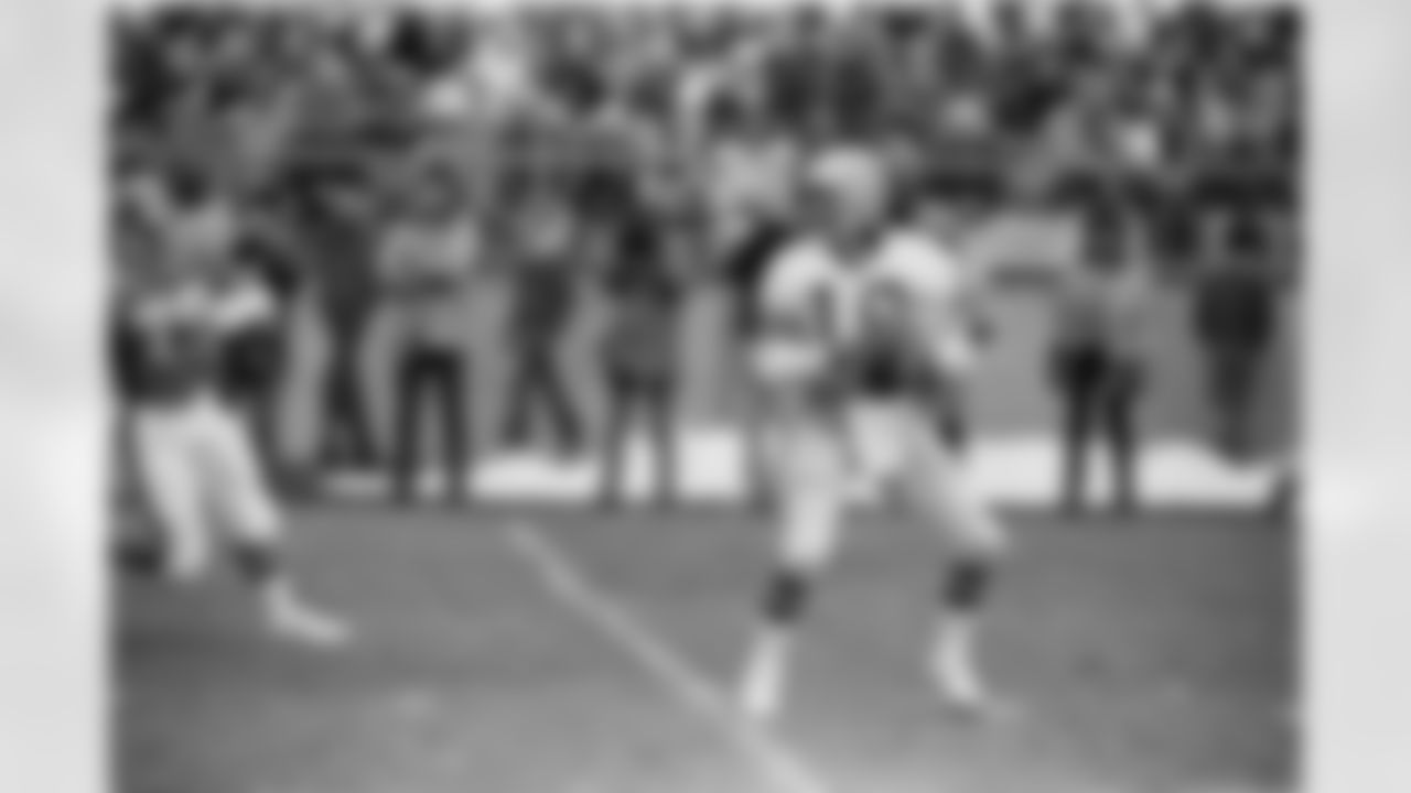 Zorn, Jim drops back Broncos