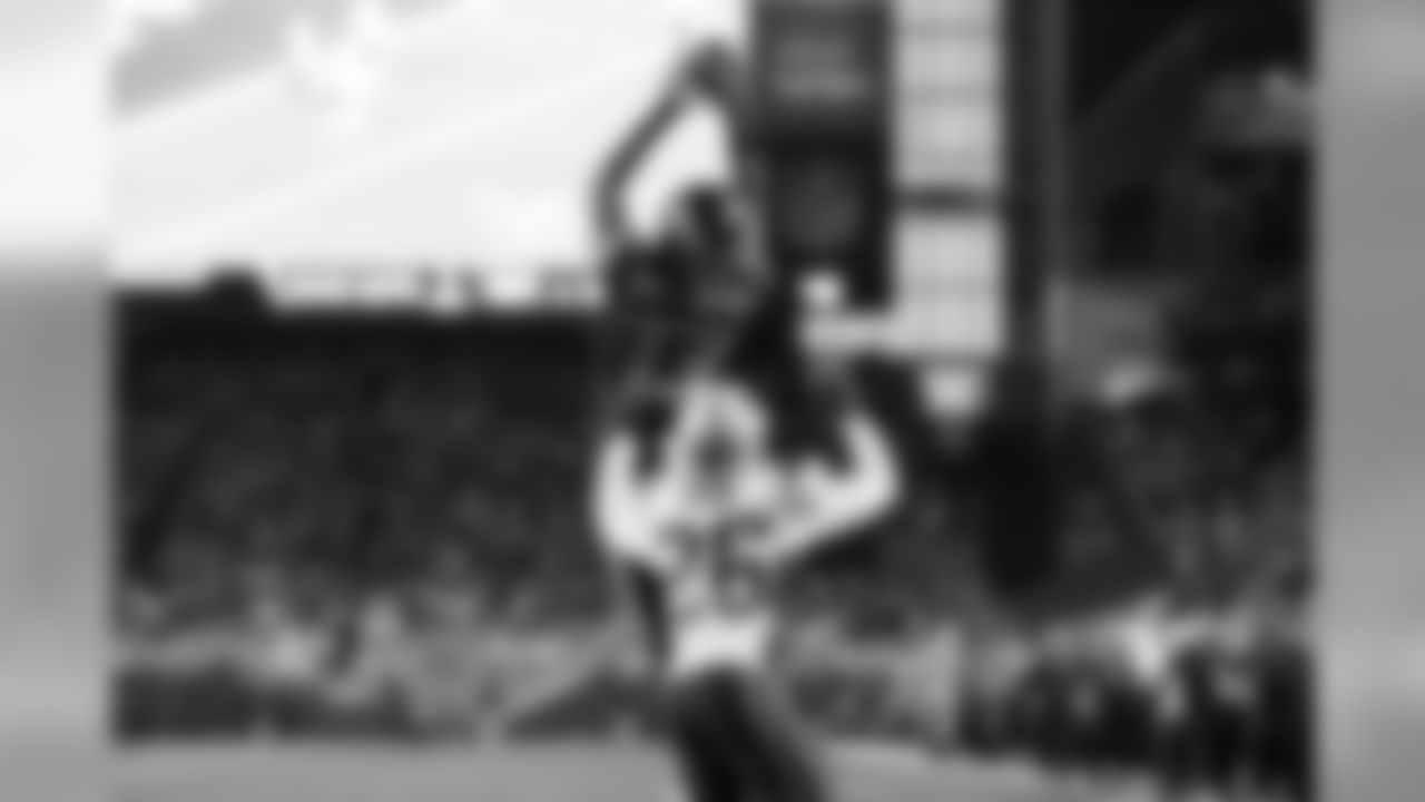 Chris Matthews leaps high and catches the Seahawks second touchdown of the game but the first in his N.F.L. career to tie the game at 14-14 just before halftime.