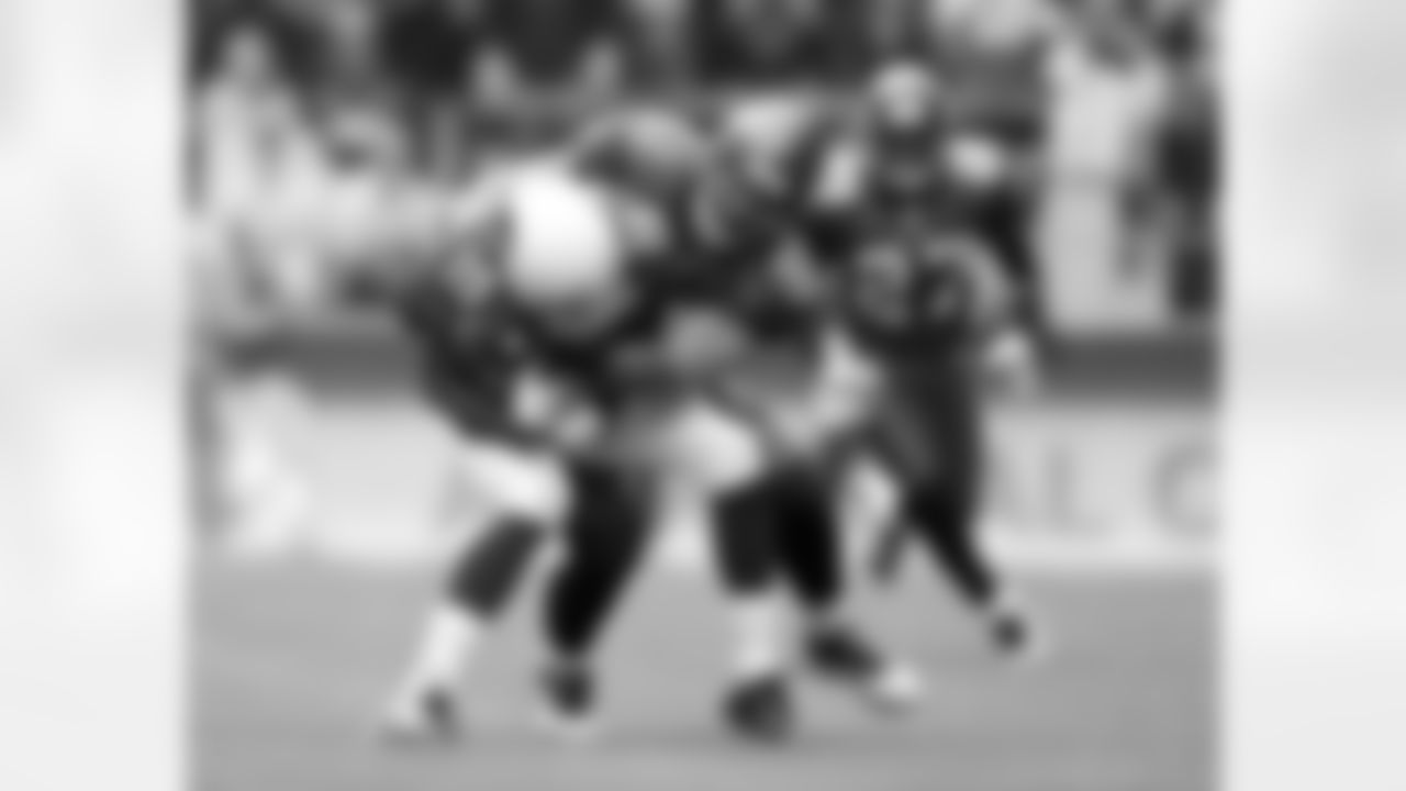 Seattle's Lofa Tatupu tackles Arizona's Steve Breaston.