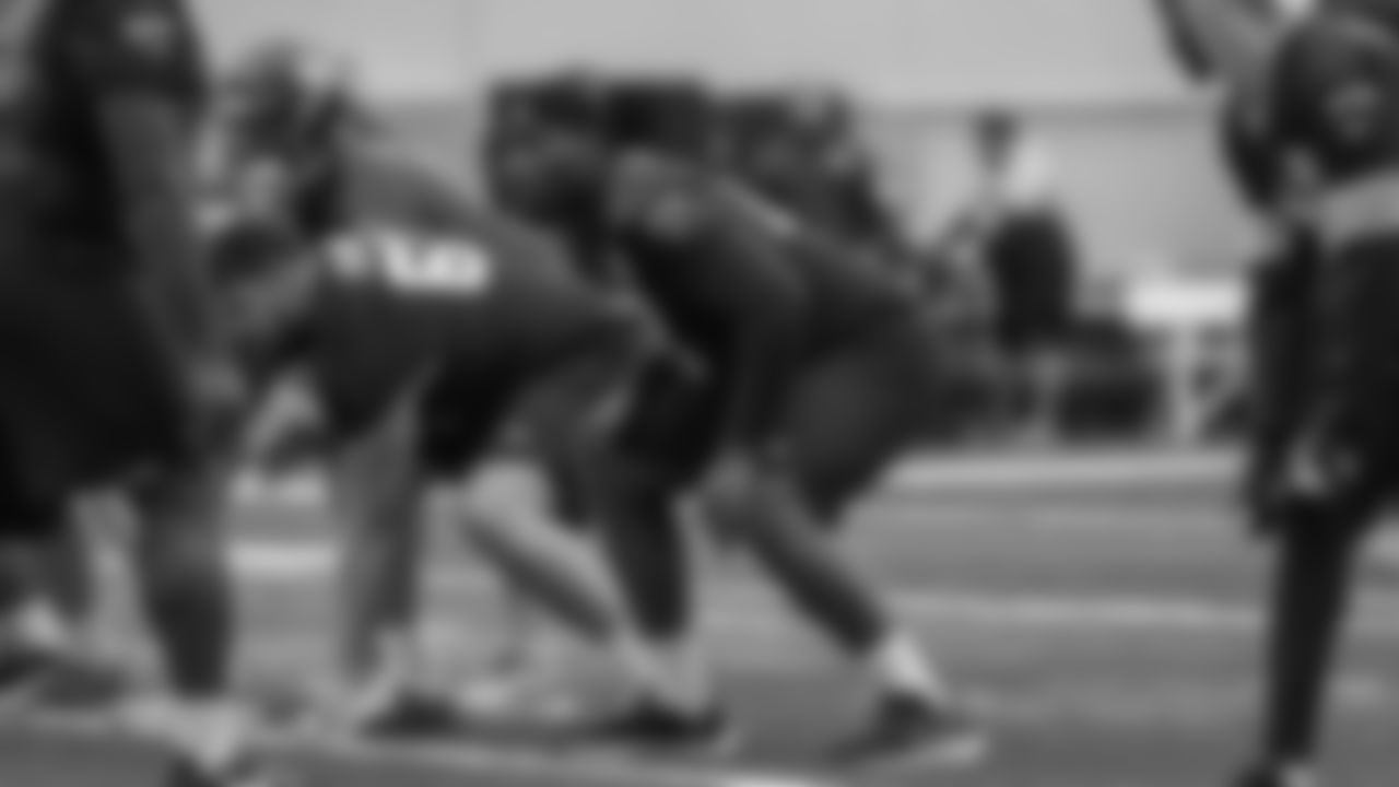 Seahawks-Charles-Cross-Offseason-20220508_10-45-52_1942
