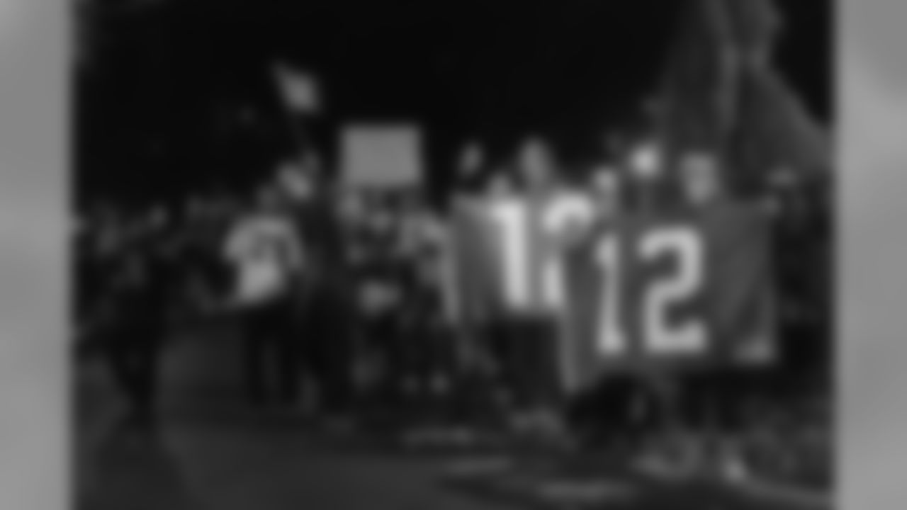 Upon arrival back in Seattle, the Seahawks were greeted by throngs of 12s who showed their love and appreciation by lining roads between the airport and the Virginia Mason Athletic Center.