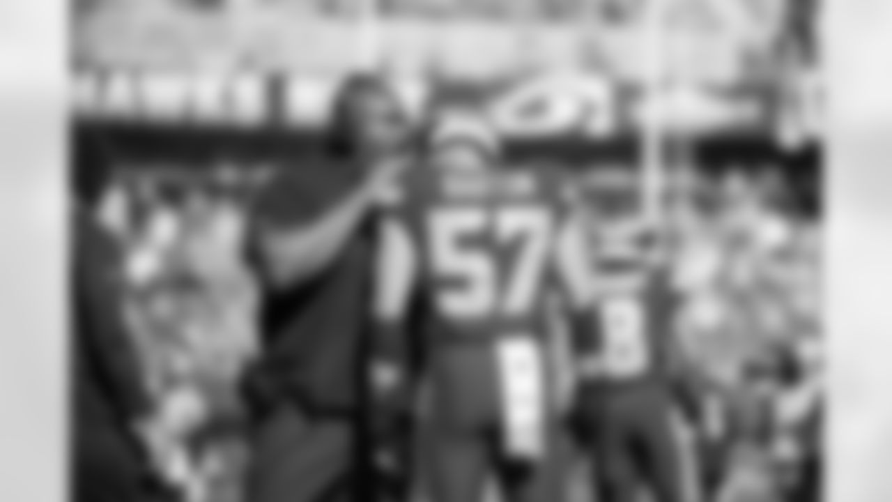 Seahawks-Top-Shots-Cody-Barton-20221016_11-59-05_8