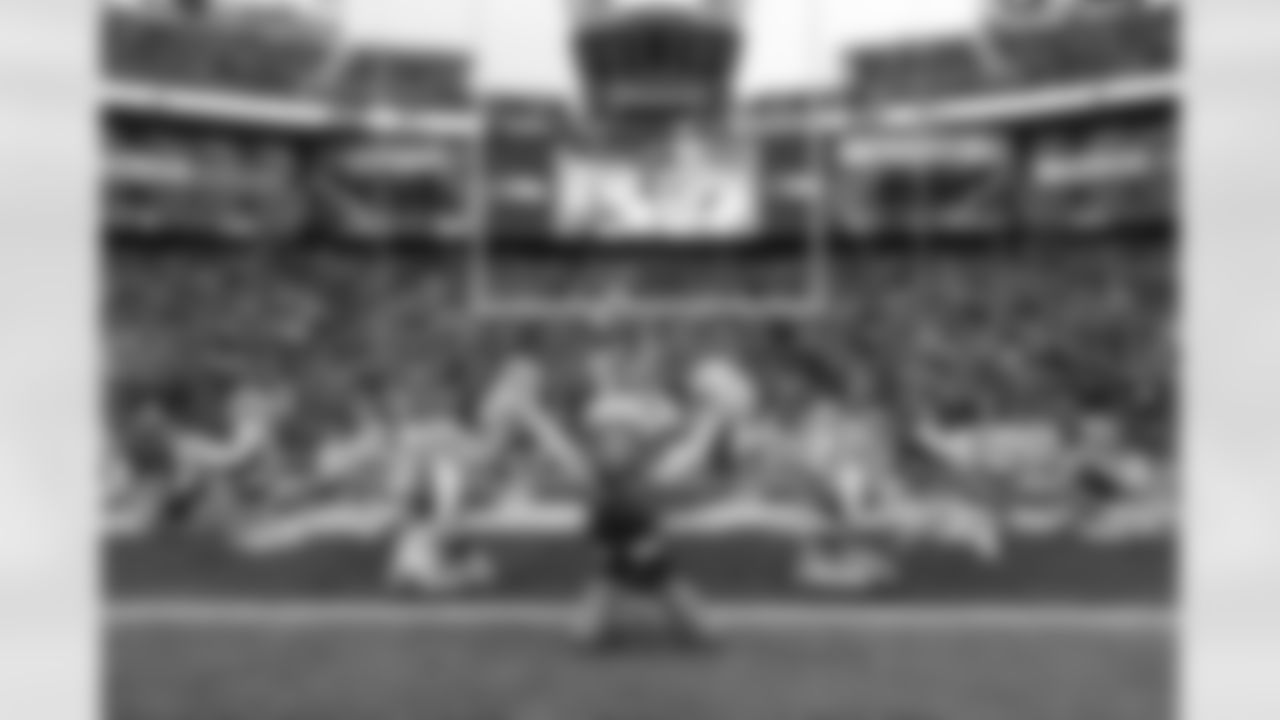 20221211_CARvsSEA_Dancers_POTTER-208