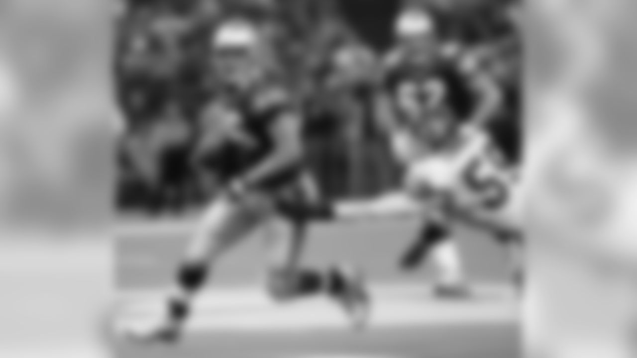 Seattle Seahawks' Christian Fauria runs ahead of Kansas City Chiefs' Donnie Edwards after catching a pass in the third quarter in Seattle on Sunday, Dec. 26, 1999. (AP Photo/Lauren McFalls)