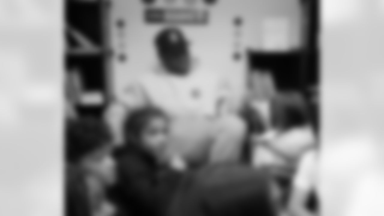 12.05.22_Weintrob_A7IV_Seahawks_UchennaNwosuReadingCorner_017