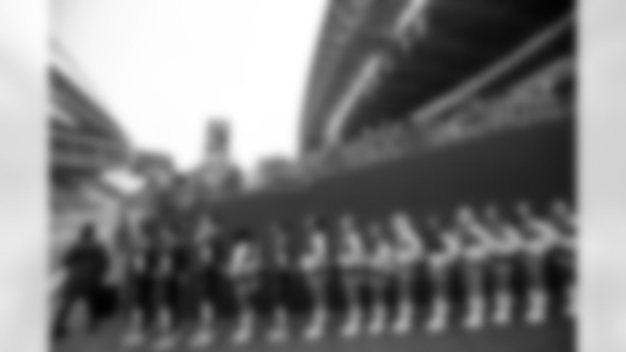 20221211_CARvsSEA_Dancers_POTTER-190