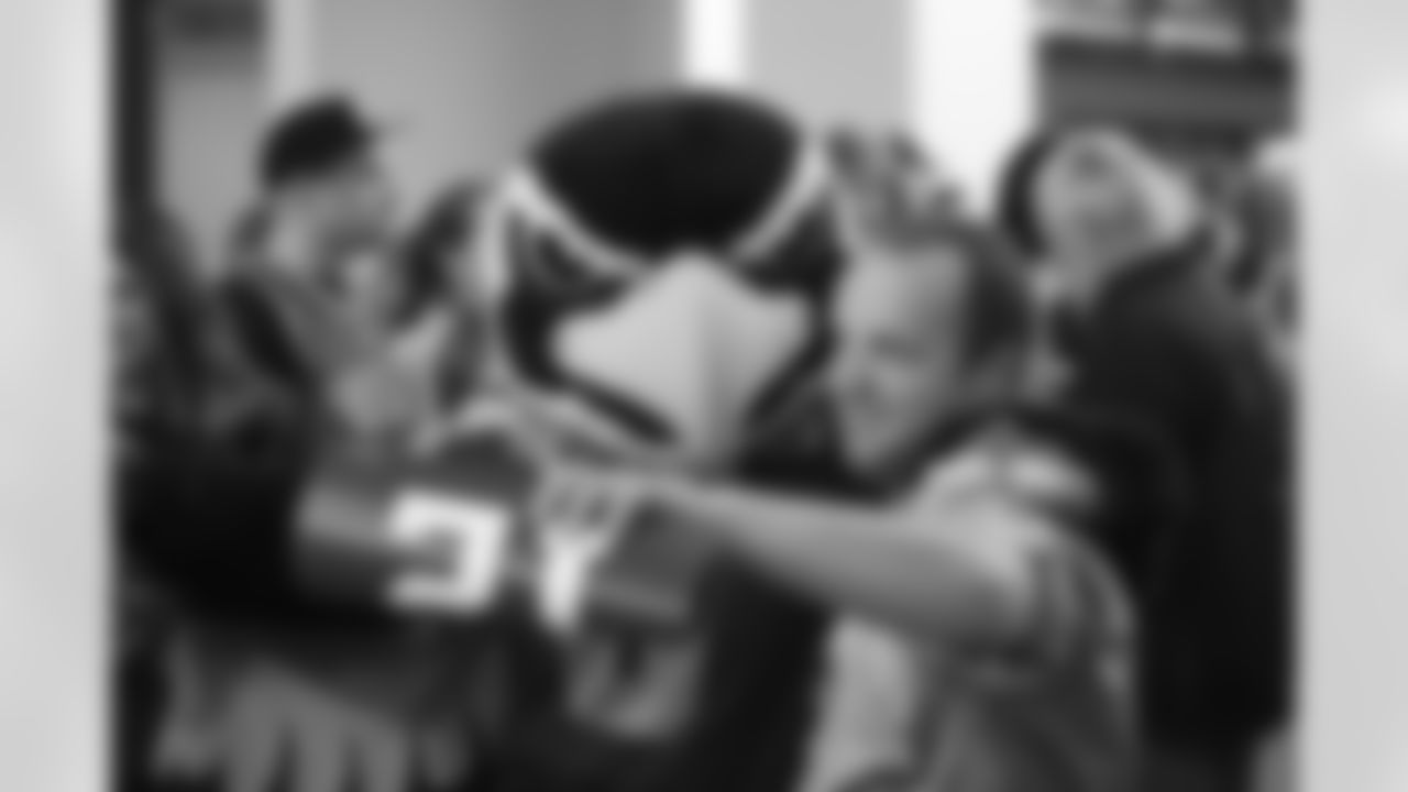 [November 22, 1998]: Cowboys 30 – Seahawks 22Dallas Cowboys Billy Davis (87) pulls in a touchdown against Seattle Seahawks defender Fred Thomas (22) during the fourth quarter in Irving, Texas, Sunday, Nov. 22, 1998. (AP Photo/L M Otero)