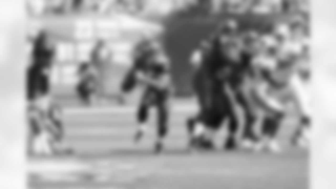 Seneca Wallace takes off up the middle.