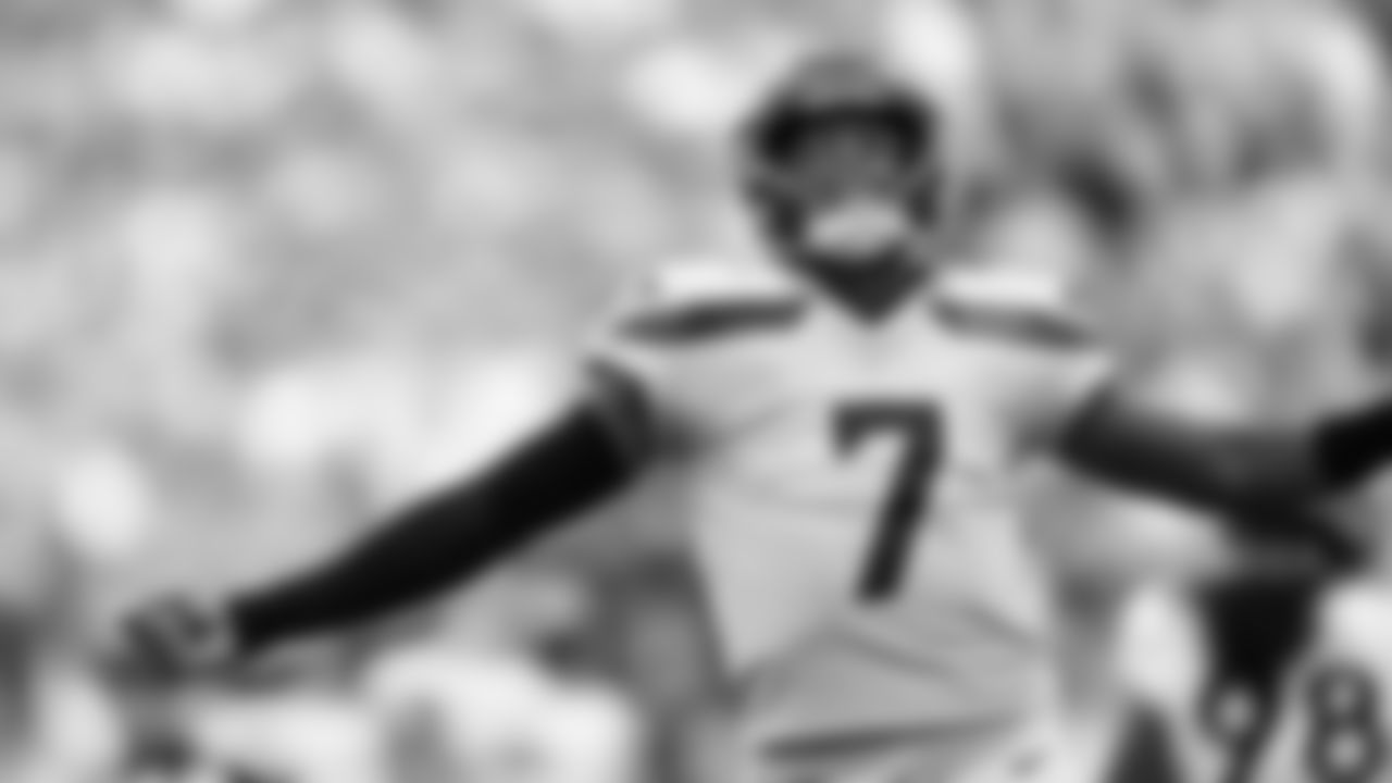 Seahawks quarterback Geno Smith celebrates after throwing a 38-yard touchdown pass to Will Dissly on the game's opening drive.
