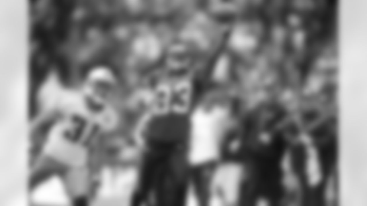 Deion Branch reaches for a Matt Hasselbeck pass