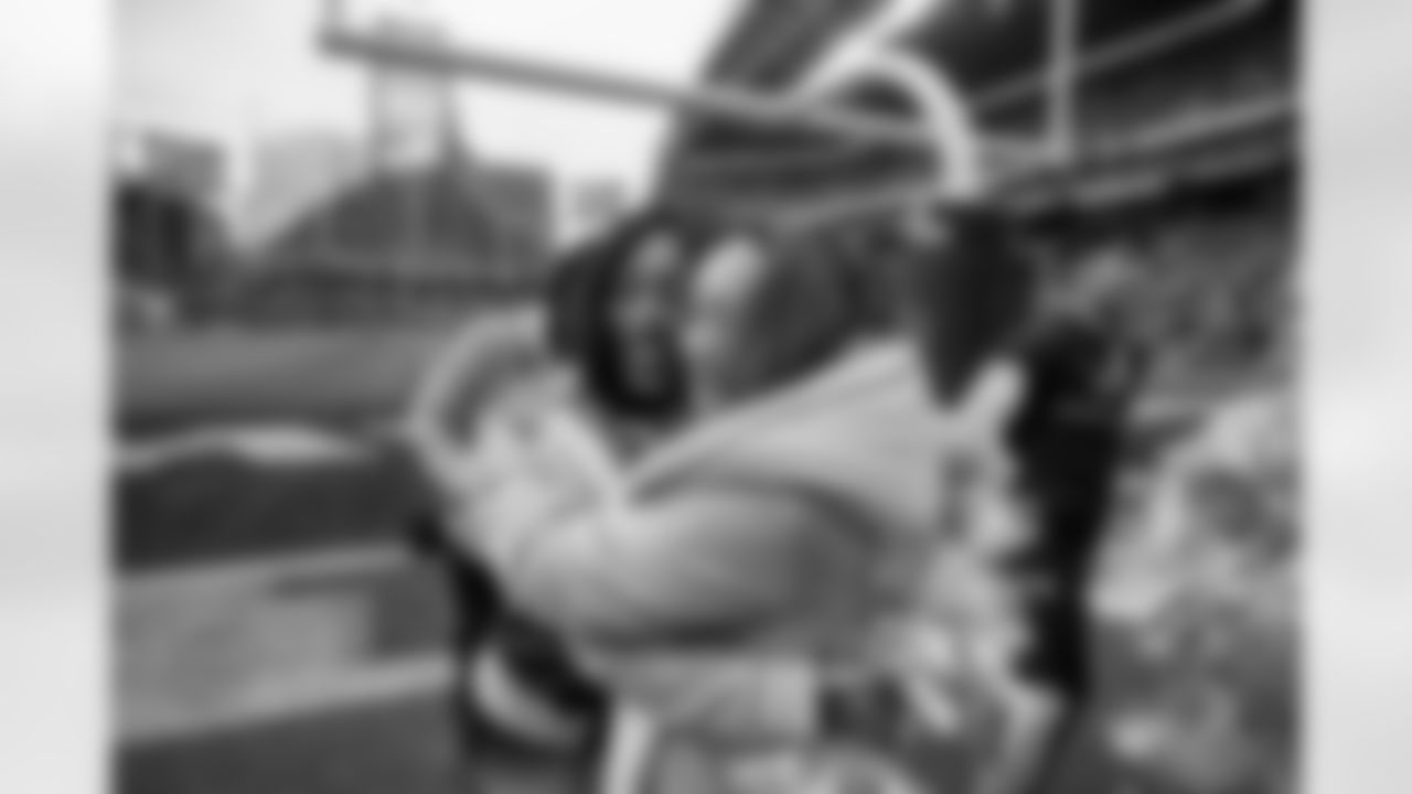 20221211_CARvsSEA_Dancers_POTTER-128