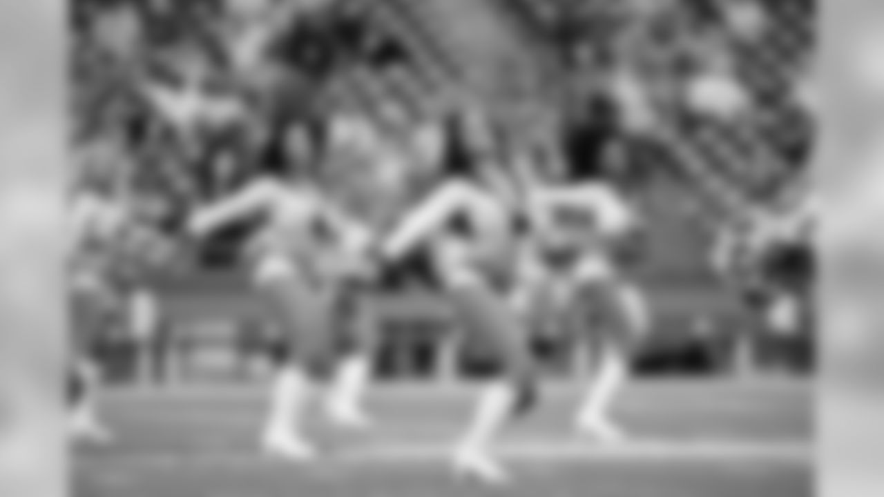 temp08292013_Seahawks_Raiders_SeaGals-5.jpg