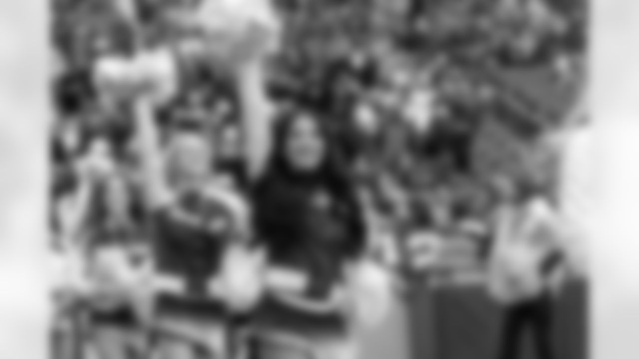 20221211_CARvsSEA_Dancers_POTTER-38