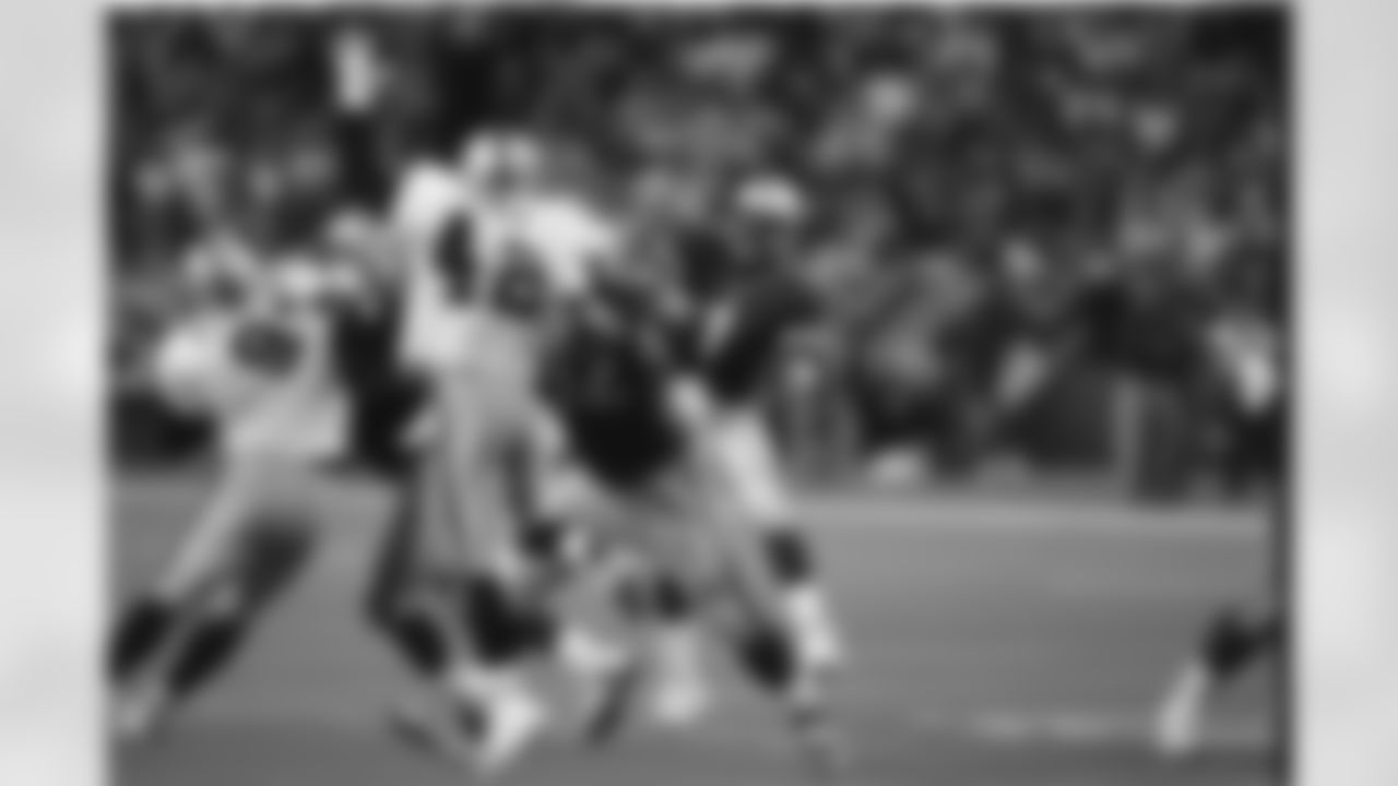 Moon, Warren throws Raiders 1997