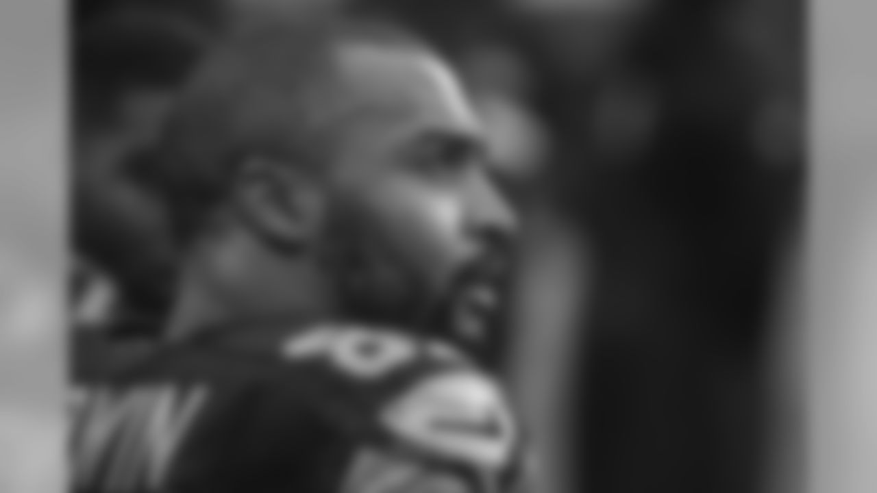 [October 23, 1994]: Chiefs 38- Seahawks 23Kansas City Chiefs running back Marcus Allen (32) runs for yardage against the Seattle Seahawks during an NFL Football game on October 23, 1994 in Kansas City, Missouri. The Chiefs defeated the Seahawks 38-23. (AP Photo/G. Newman Lowrance)