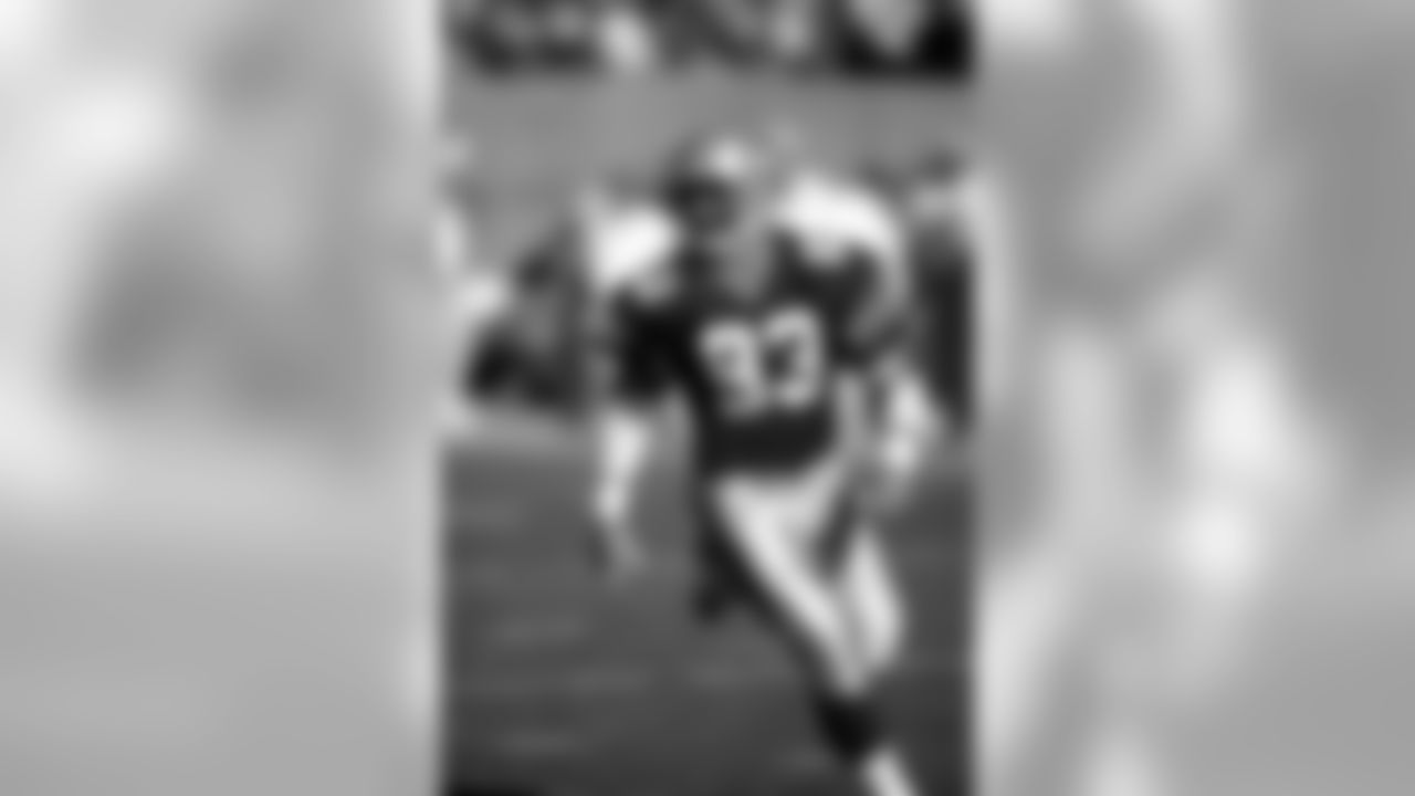 Seattle Seahawks tight end Trey Junkin (83) runs a pass pattern during an NFL game against the Arizona Cardinals in Tempe, Oct. 29, 1995. The Cardinals defeated the Seahawks 20-14 at Sun Devil Stadium. (AP Photo/NFL Photos)