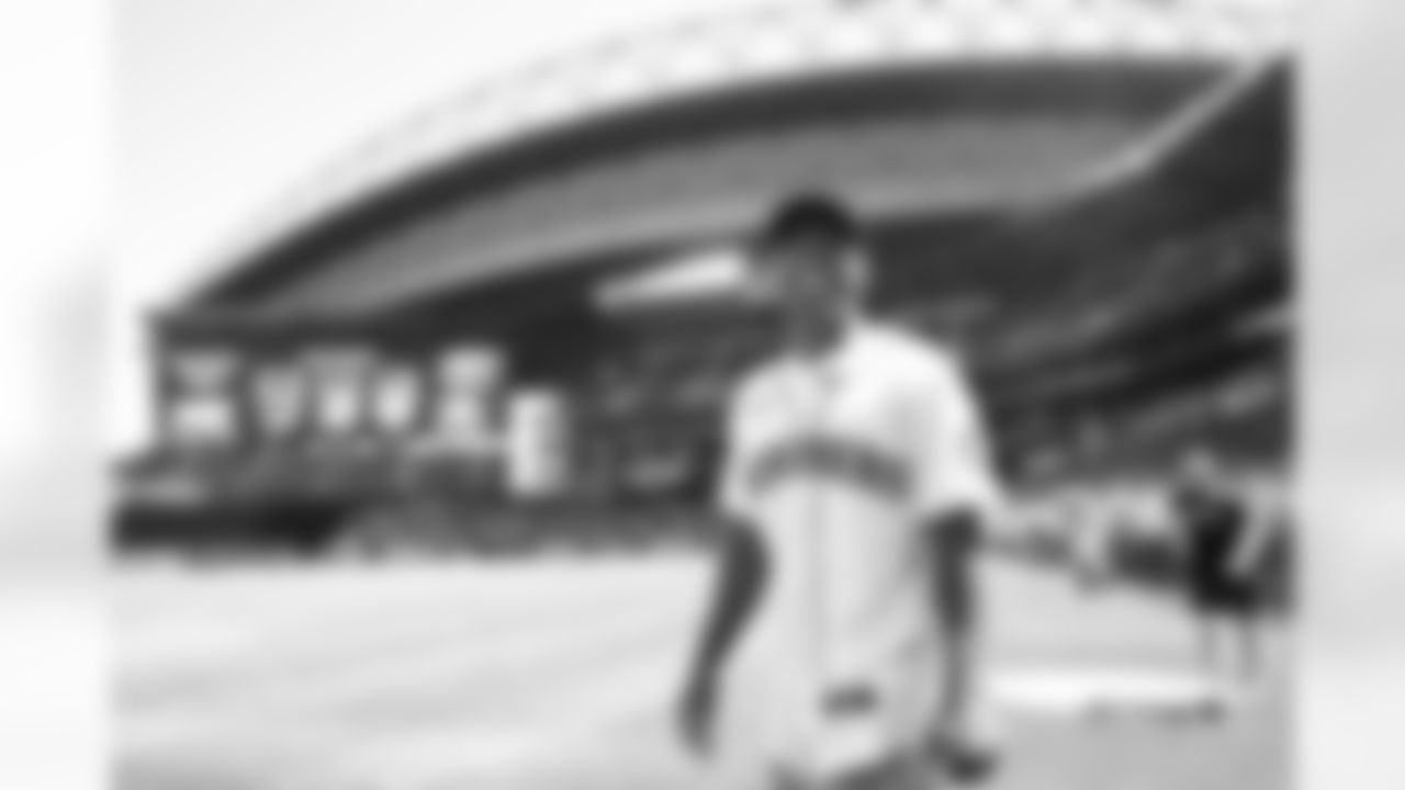 Seahawks-Lockett-First-Pitch-20220724_12-47-57_2522