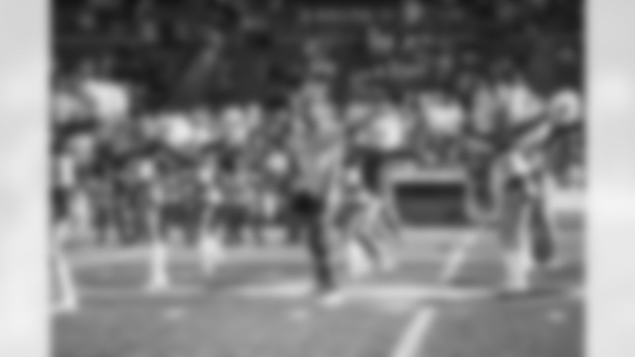 Seahawks-Dancers-Game-Action202110311242329806