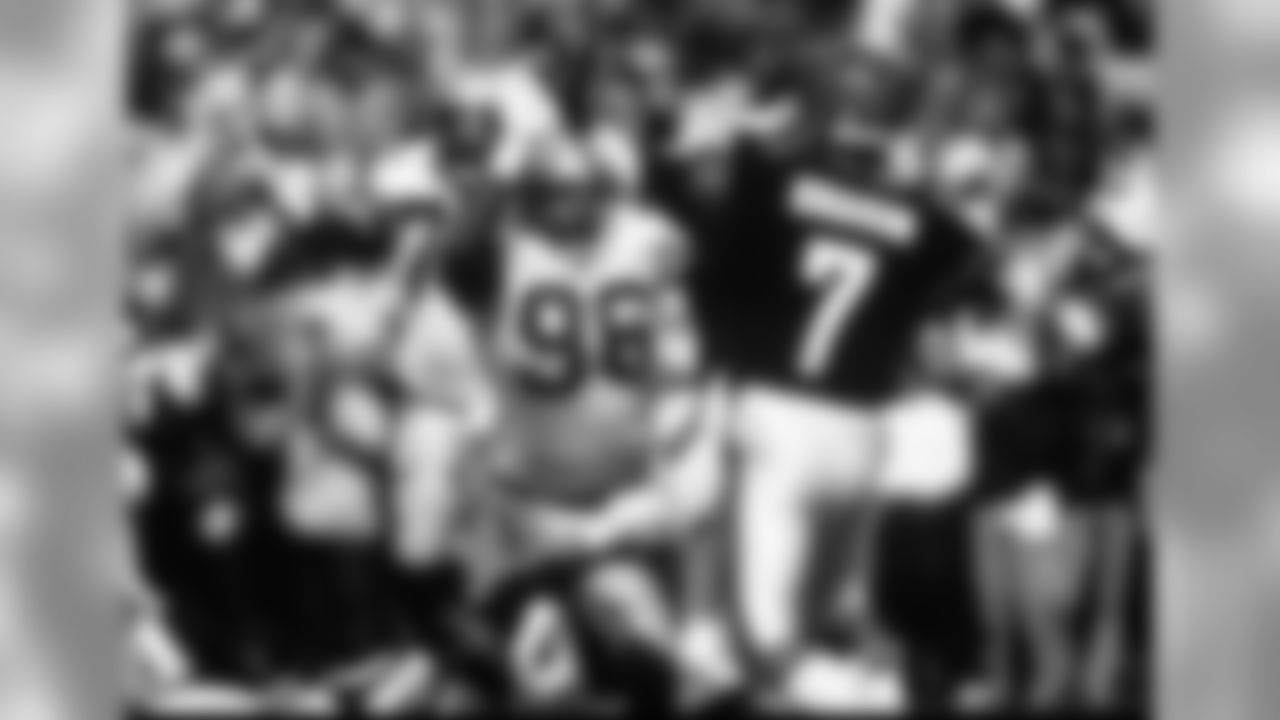 Nose tackle Cortz Kennedy (96) of the Seattle Seahawks rushes quarterback Boomer Espason (7) of the Cincinnati Bengals in 1991. (AP Photo / Al Messerschmidt)