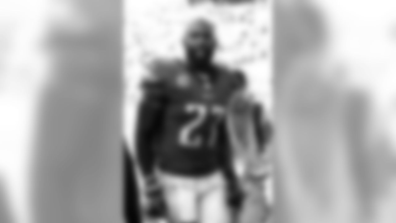 Philadelphia Eagles safety Malcolm Jenkins (27) leaves the field after a Week 4 NFL game against the Los Angeles Chargers on Sunday, October 1, 2017, in Carson, Calif. The Eagles defeated the Chargers 26-24. (Kevin Terrell via AP)