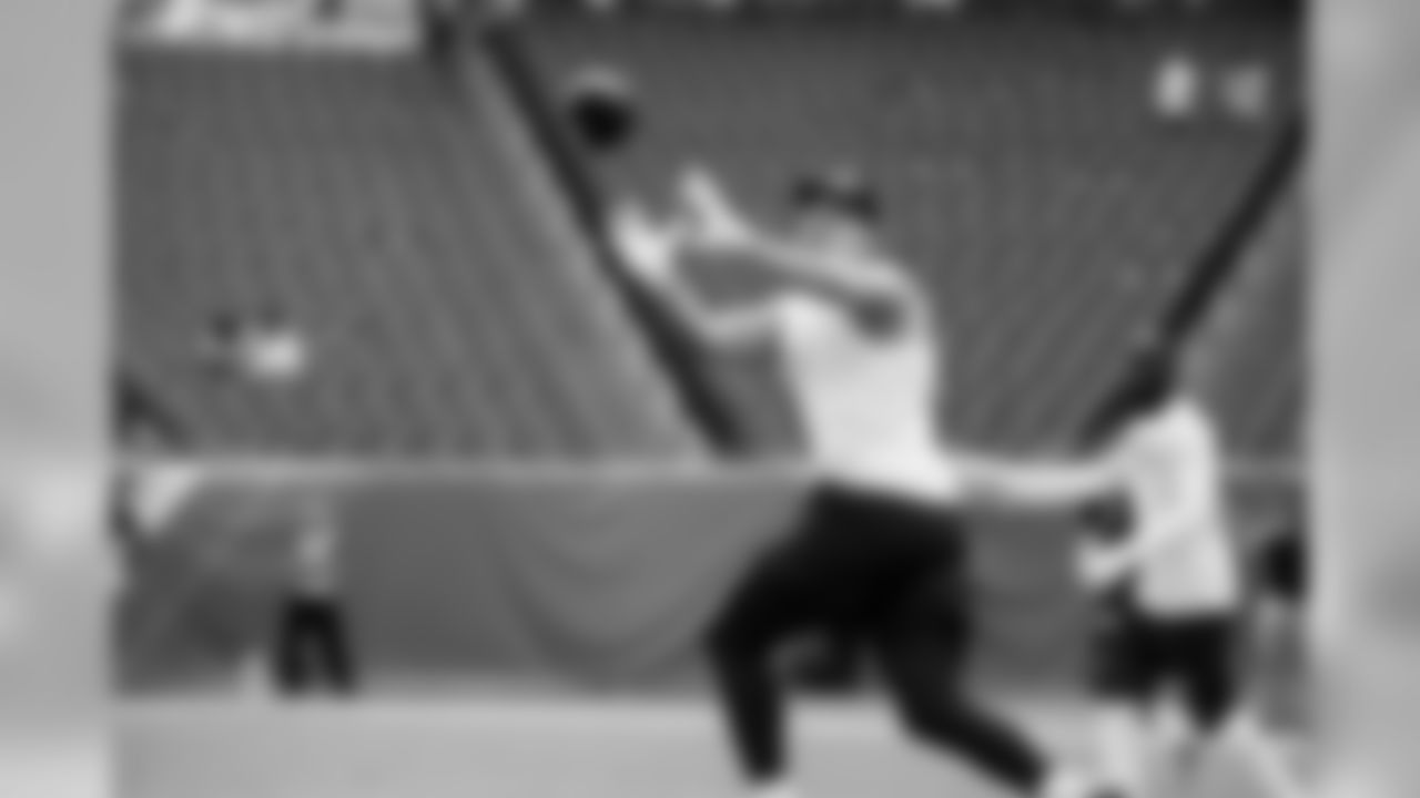 Tight end Jimmy Graham warms up.