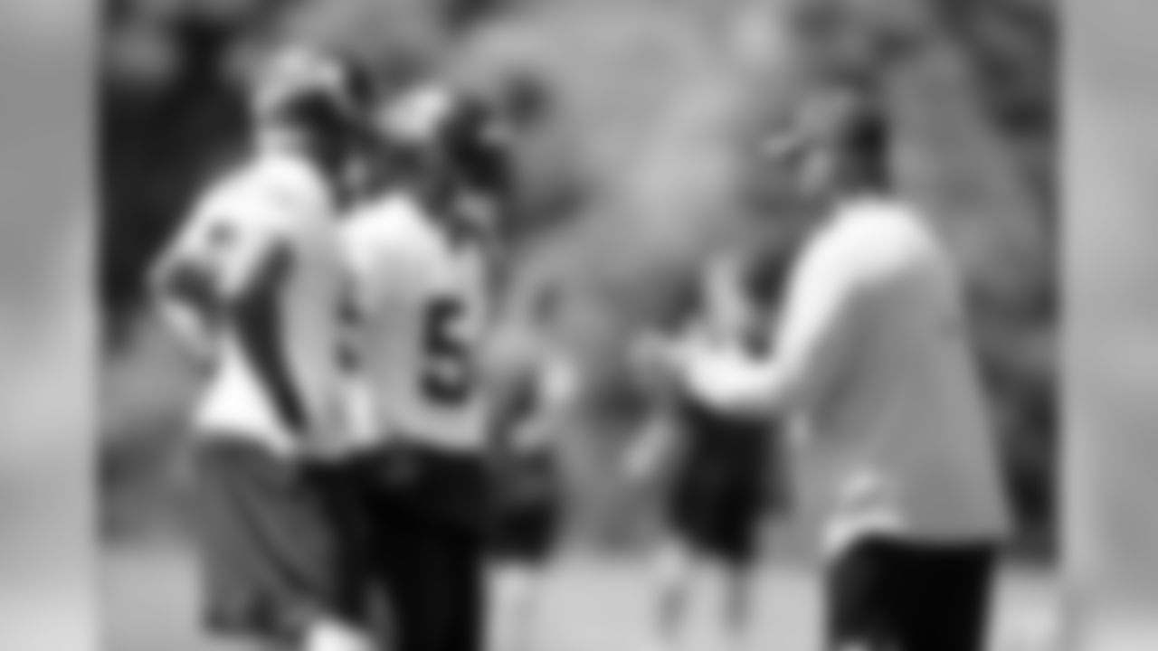 LB K.J. Wright, left, and LB Bobby Wagner, middle, listen to defensive coordinator Ken Norton Jr.