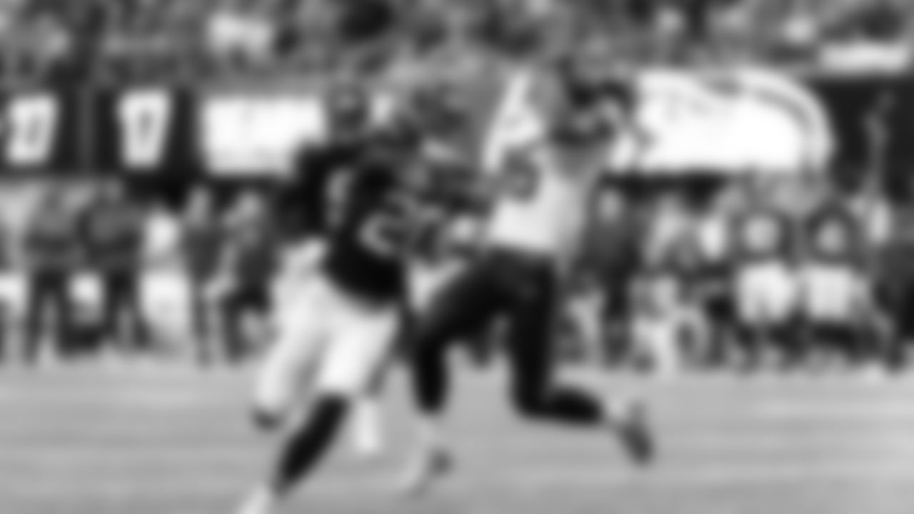 Seahawks receiver Tyler Lockett makes a spectacular one-handed catch using his shoulder pad in the second quarter.