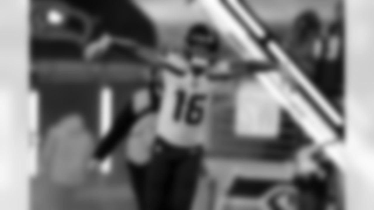 The best photos of Seahawks wide receiver Tyler Lockett from the 2022 season.