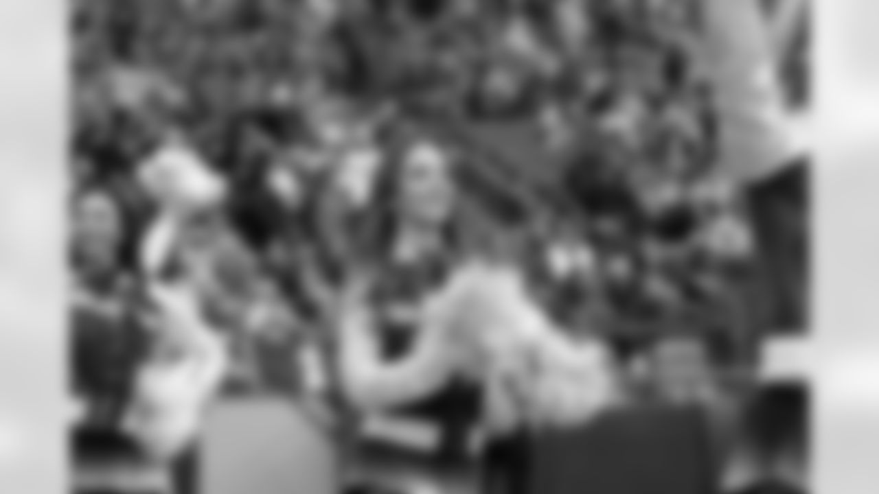 20221211_CARvsSEA_Dancers_POTTER-40