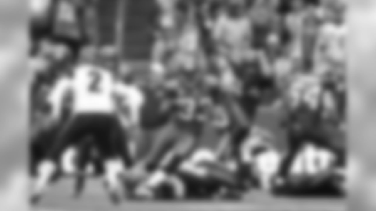 Seattle Seahawks running back Leon Washington returns kick against the Cincinnati Bengals during a game on October 30, 2011. The Bengals defeated the Seahawks 34-12.