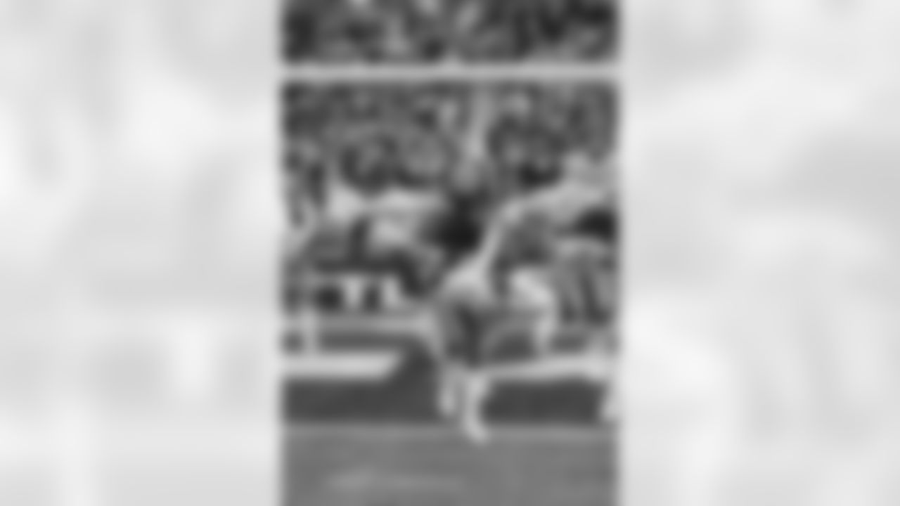 20221211_CARvsSEA_Dancers_POTTER-106