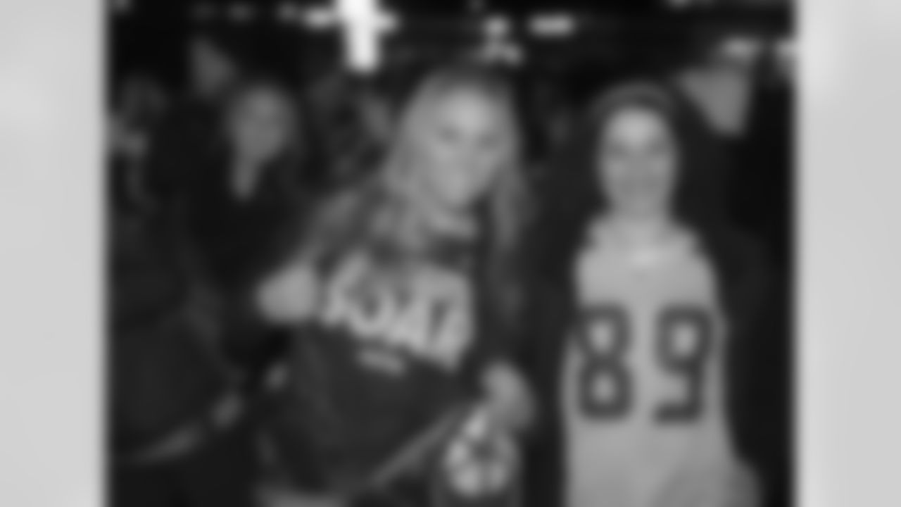 [November 6, 2005]: Seahawks 33 – Cardinals 19Seattle Seahawks Andre Dyson, rear, pulls down Arizona Cardinals Larry Fitzgerald after a short gain during the first quarter Sunday, Nov. 6, 2005 at Sun Devil Stadium in Tempe, Ariz. (AP Photo/Matt York)