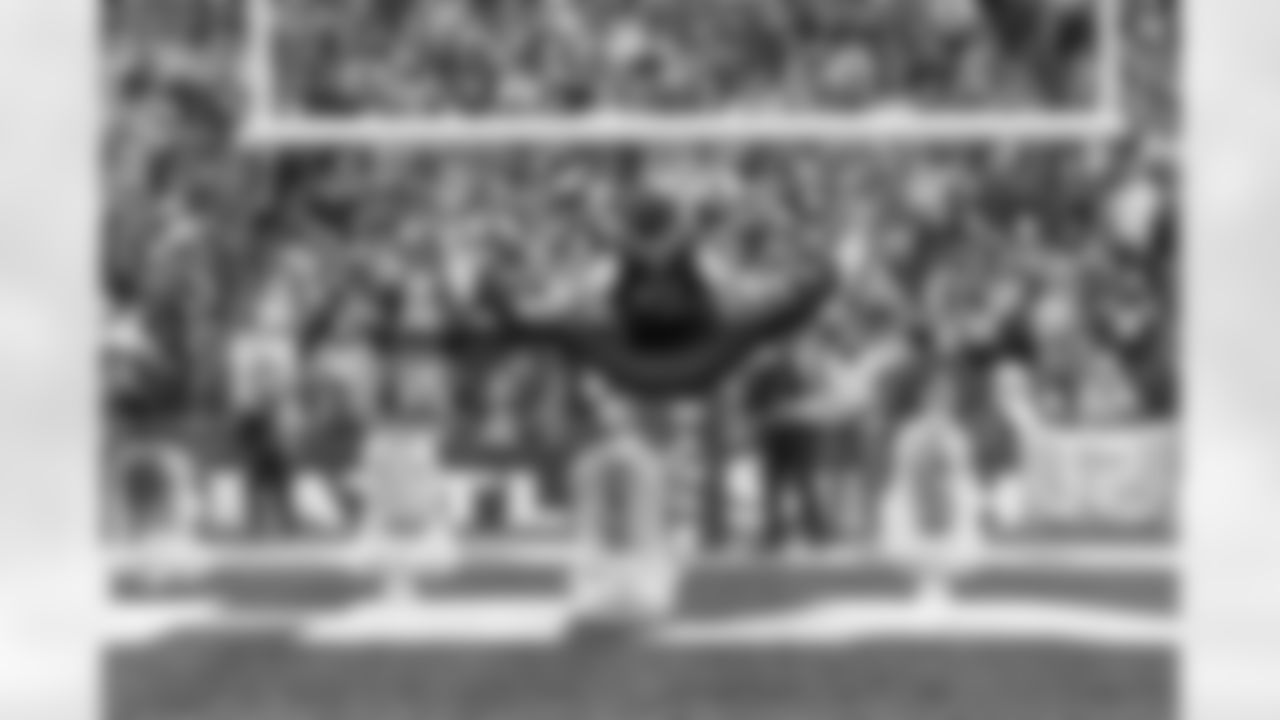 20221211_CARvsSEA_Dancers_POTTER-93