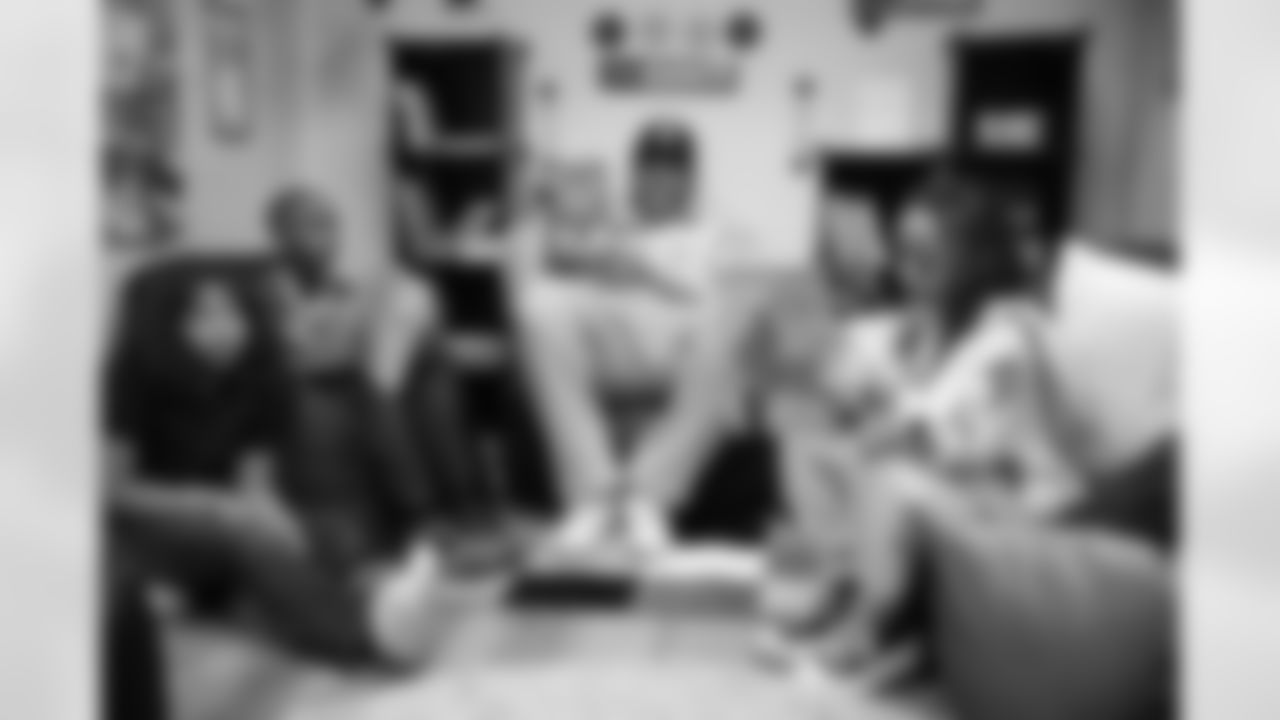 12.05.22_Weintrob_A7IV_Seahawks_UchennaNwosuReadingCorner_036