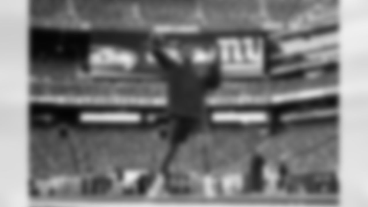 Seahawks quarterback Geno Smith takes his early warmup throws on the field ahead of the Monday Night Football matchup with the New York Giants.