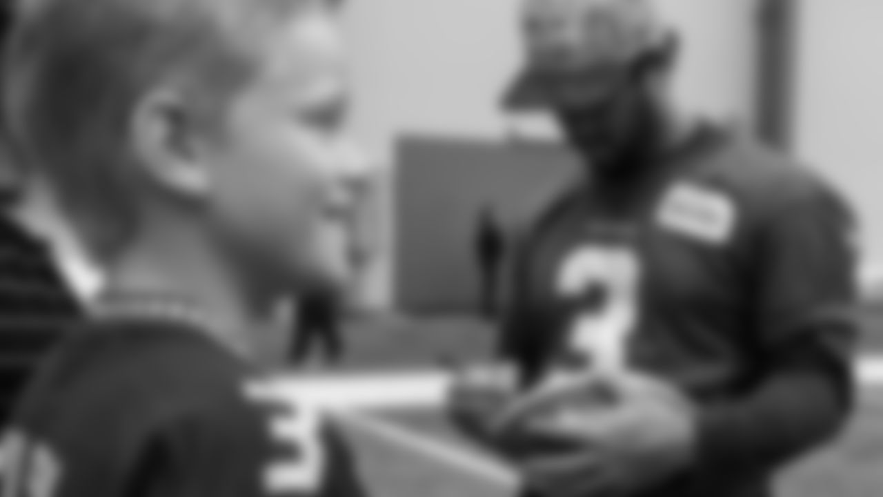 2020-RussellWilson-WPMOY-20161213_16-38-39_2016_Make_A_Wish_Tristan_And_David-5