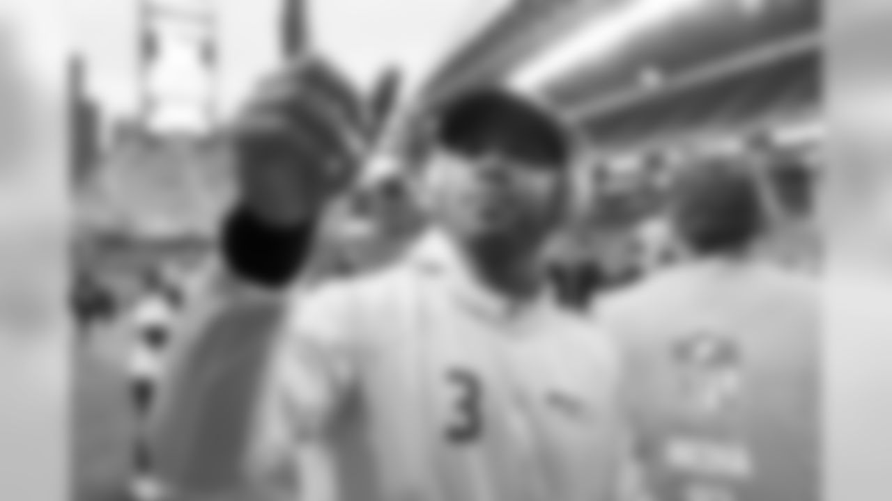 RussellWilson_ThroughTheYears_2017 EAGLES HOME (8)