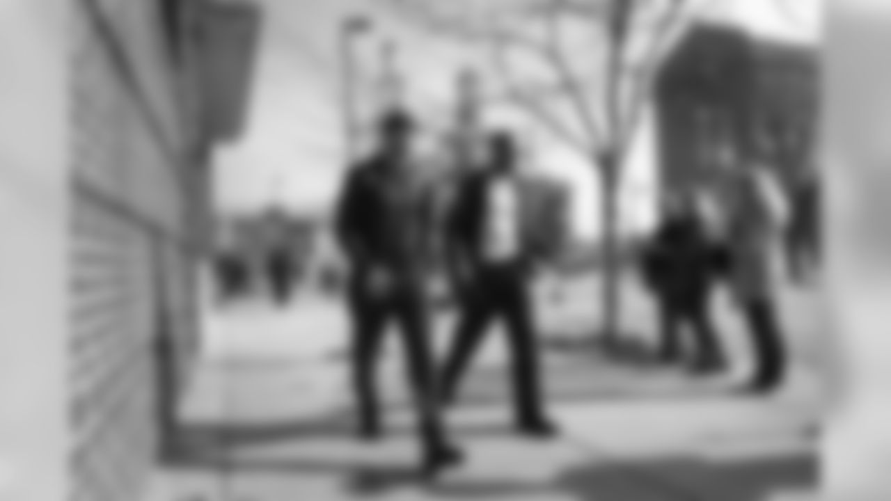 The Seahawks were greeted with sunny and warm weather in Baltimore. Receiver Jermaine Kearse and defensive back walked to the buses for walk thru.
