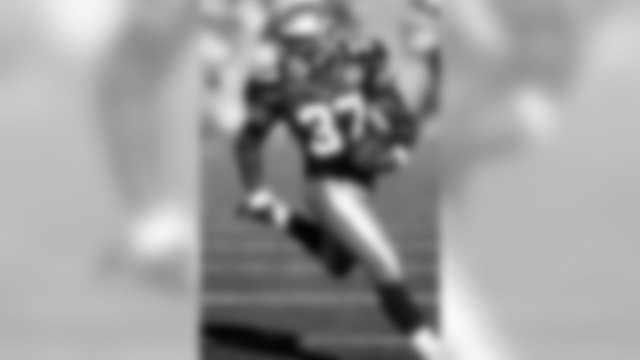 Running back Shaun Alexander (37) of the Seattle Seahawks looks downfield during a 28 to 16 preseason win over the Indianapolis Colts on August 5, 2000 in Seattle. (AP Photo / Al Messerschmidt)