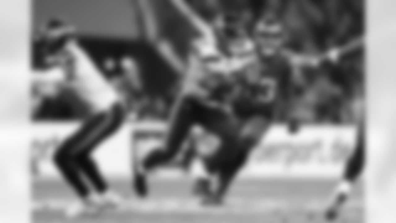 Seahawks-Top-Shots-Cody-Barton-20221113_10-02-23_2